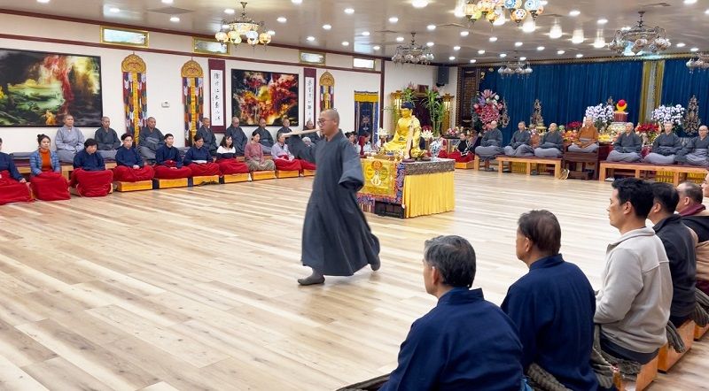 慈善寺举行一日禅修 监香师巡香中